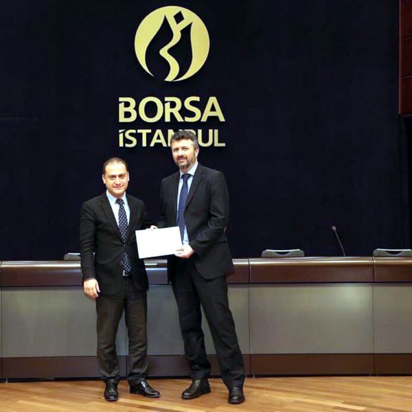 Serkan Karabacak, vicepreşedinte executiv al Borsa Istanbul (stânga), la finalizarea unui program de instruire organizat de Borsa Istanbul. Serkan Karabacak, vicepreşedinte executiv al Borsa Istanbul (stânga), la finalizarea unui program de instruire organizat de Borsa Istanbul.